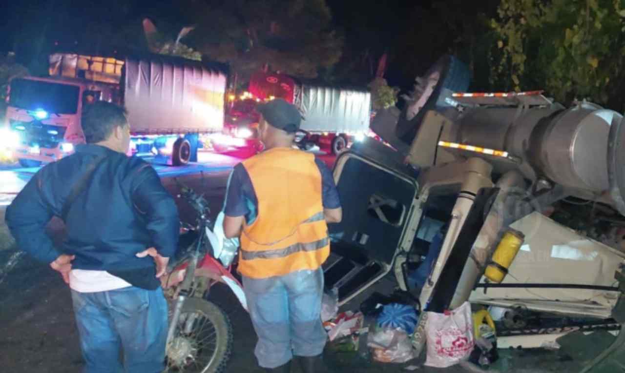Conductor bumangués murió tras volcamiento de tractocamión cargado con carbón en la vía Bucaramanga–San Alberto