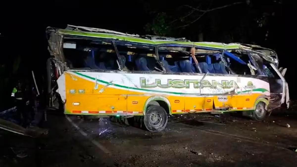 Accidente en la vía Bucaramanga - San Alberto deja dos heridos tras volcamiento de autobús
